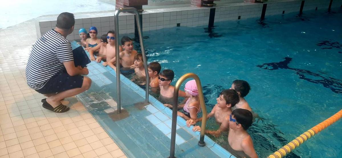 V pondělí 24. listopadu 2025 byl zahájen plavecký výcvik pro všechny žáky a předškoláky.