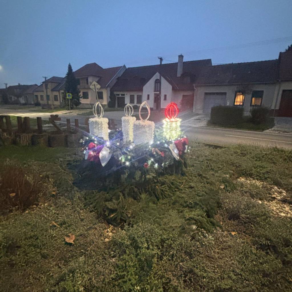 V nedeľu 30. novembra sme požehnaním a zapálením prvej sviečky na našom obecnom adventnom venci vstúpili do krásneho obdobia očakávania Vianoc.  Ďakujeme nášmu farárovi, pánovi Mikulovi, za jeho láskavé a povzbudivé požehnanie.