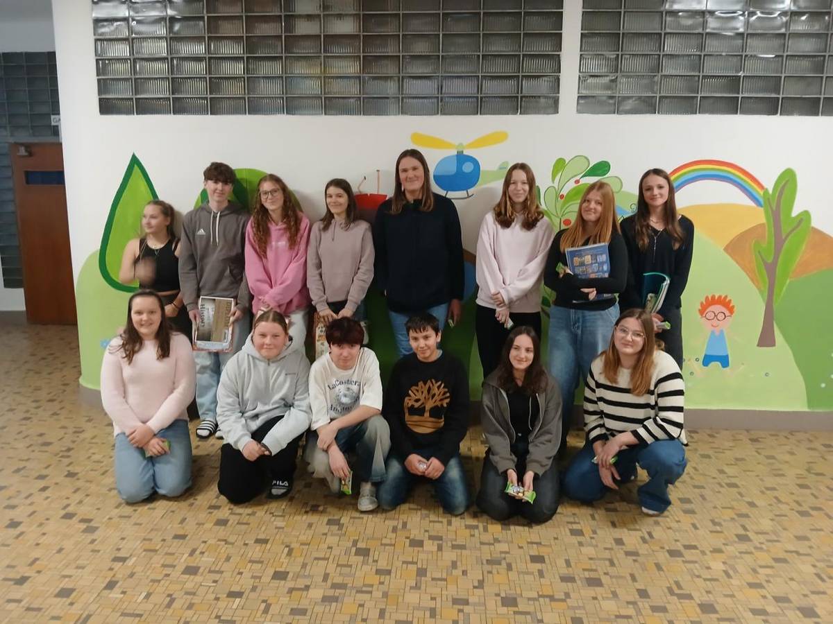 V úterý 25.11. se na naší škole konal 55. ročník Dějepisné olympiády. Hlavní téma letošního ročníku bylo „Dvě strany téhož příběhu: Jak muž a žena kráčeli dějinami – spolu, proti sobě i vedle sebe“.