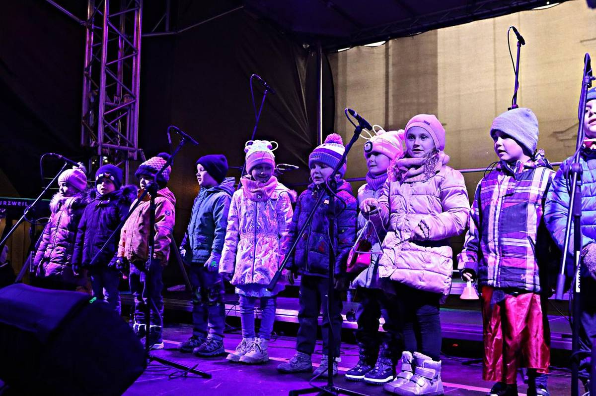 Rozsvícení vánočního stromu přiblížil Rokycanský deník.