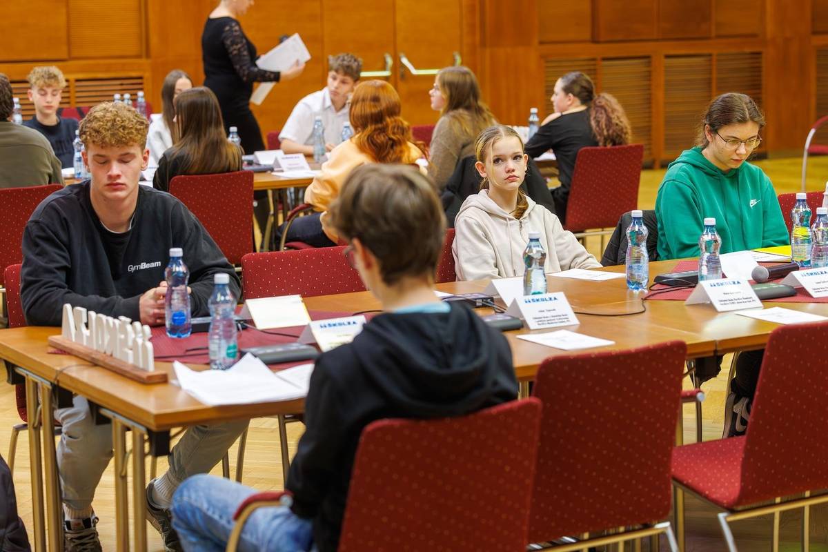 Na dalším školském zastupitelstvu, které se konalo v pondělí 1. prosince 2025 v Kulturním domě Radost, si zastupitelé z řad školní mládeže odhlasovali termíny zasedání pro rok 2026, a taky se věnovali pracovnímu listu, jehož vyplněním vyjádřili názor na prostředí a atmosféru ve své škole. Mladí zastupitelé se v následujícím roce 2026 sejdou celkem třikrát: 2. března, 1. června a 21. září. Čas a místo zůstávají stejné, vždy v 15:30 v Kulturním domě Radost v centru Havířova. Dalším důležitým bodem zasedání bylo seznámení a vyplnění takzvaného pracovního listu, který obsahoval otázky týkající se jejich škol. Vedení města zajímá, jak jsou žáci a studenti spokojeni s prostředím a výukou ve škole, ale také se vztahy, atmosférou či bezpečností. Měli též prostor do dotazníků vyslovit přání a potřeby či nápady na zlepšení. Nejčastěji studenti havířovských škol do dotazníků vyjadřovali spokojenost s prostředím, vybavením škol, vztahy i přístup pedagogů. Do budoucna by ocenili například možnost trávení přestávek na školní zahradě, nový bufet, více výletů a exkurzí či besed na téma mentální zdraví. Dotazník pak zakončili svým poselstvím zastupitelstvu, tedy vyjádřením, co je pro ně momentálně nejdůležitější.        https://havirov-city.cz/aktuality/havirovske-skolske-zastupitelstvo-schvalilo-terminy-zasedani-pro-rok-2026