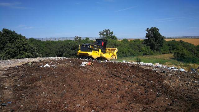 Skládka v Žeravicích bude ve čtvrtek 4. a v pátek 5. prosince zcela uzavřena pro veškerý provoz - a to z důvodu rekonstrukce příjezdové komunikace. Toto omezení se vztahuje na všechny návštěvníky i svozová vozidla.