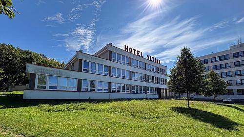 Zastupitelstvo města schválilo koupi 100% obchodního podílu společnosti SYMA spol. s r.o., která vlastní objekt hotelu Vltava a přilehlé pozemky v Kaplické ulici. Město tak získá strategicky umístěnou budovu v přímém sousedství městského úřadu.