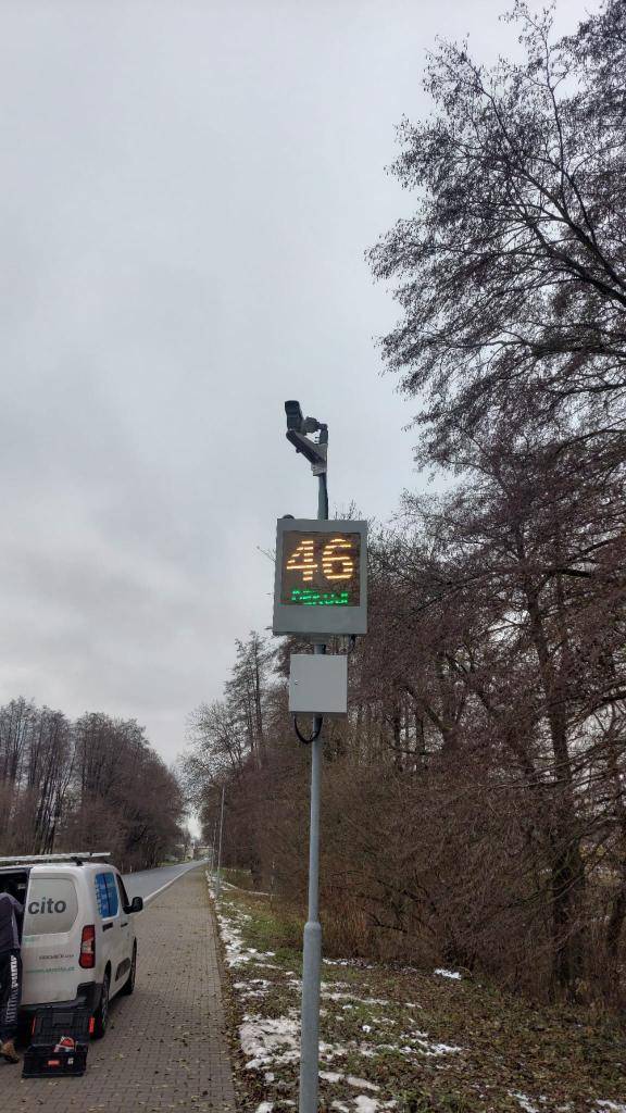 Naše obec v letošním roce opět uspěla se žádostí o dotaci pro SMART obec. Bělotín a Kunčice tak budou vybaveny měřiči rychlostí. V minulých letech jsme instalovali počítače vozidel, hlídání hladin potoků, meteostanici a dálkové odečty vody a elektřiny.