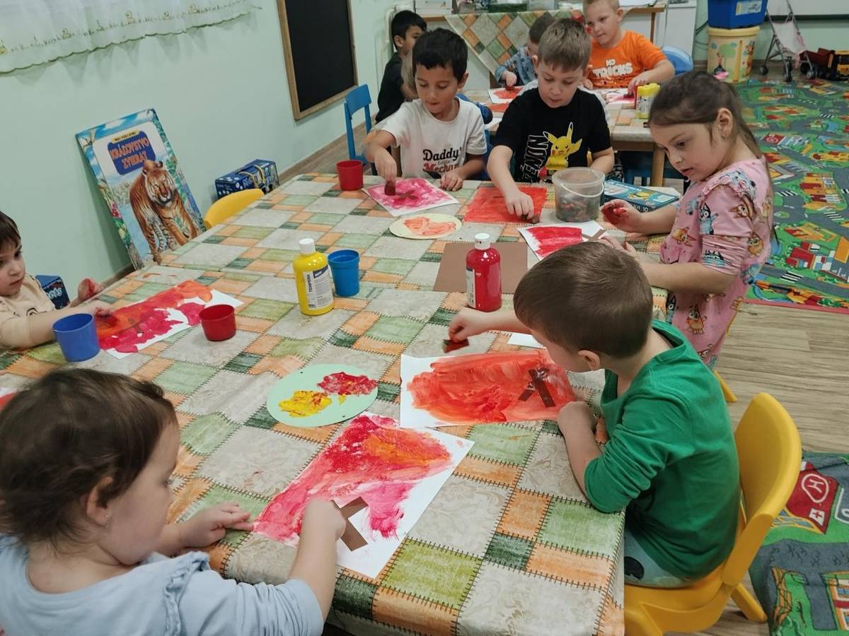 Témou týždňa bolo Nebezpečenstvo okolo nás. Deti sa počas celého týždňa naplno zapájali do rozhovorov, aktivít a hier, prostredníctvom ktorých spoznávali rôzne nebezpečné situácie, s ktorými sa môžu stretnúť doma, v škole či v okolí