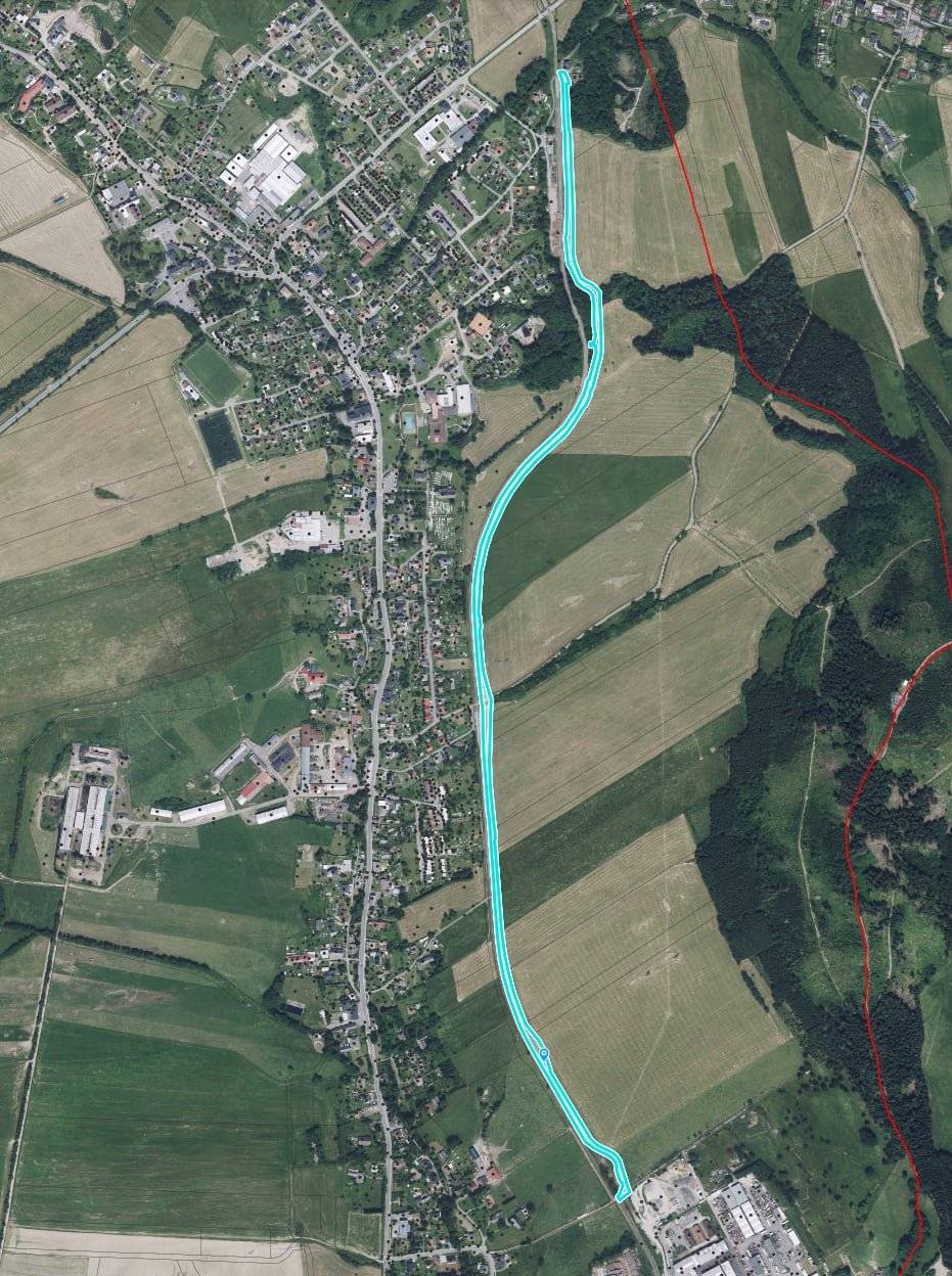 Během podzimu o výrazný skok postoupila příprava asfaltové polní cesty mezi nádražími v Červené Vodě a Moravském Karlově.  Již delší dobu je připravován stavební projekt a nyní se obci podařilo získat pozemek v celém úseku této plánované cesty. 📜 To znamená, že obec by mohla v nejbližší době získat stavební povolení a připravovat financování této akce. 💶 Tato polní cesta může v budoucnu sloužit nejen k přístupu na pozemky, ale také k pohodlným procházkám, projížďkám na kole nebo k bezpečnému odchodu dětí ze základní školy na bývalou posádku 👫. Cesta je v celé délce přimknuta ke kolejím na straně ke Křížové hoře .