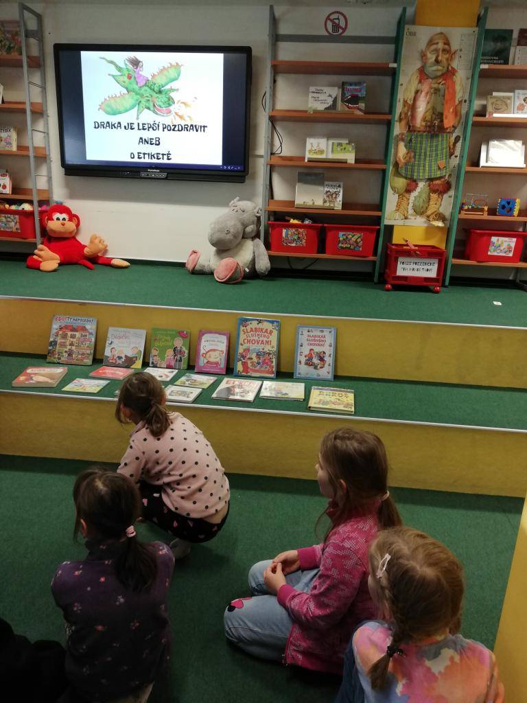 Poslední podzimní měsíc nám přinesl mnoho nového – SLABIKÁŘ, dopsali jsme písanku 1 a čeká nás další díl, většina žáků již píše perem. Kromě učení zase bylo plno pěkných akcí.