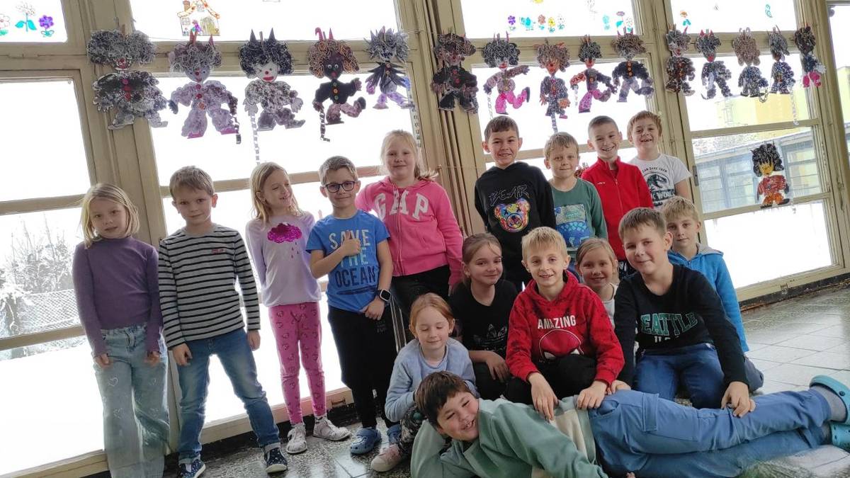 Čertíci jako živí nám zdobí naši školní chodbu. Hlavy mají kudrnaté, pořádné rohy, v rukách řetěz, kožíšek jim zdobí knoflíky...a kdo je vyráběl? Děti z 2.B. Protože se jim dílko opravdu povedlo, určitě budou mít v pátek u těch opravdových velkou protekci :-).