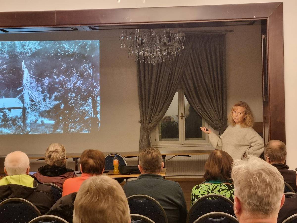 V měšťanském domě proběhla přednáška Zdeňky Jordanové, která se ve svém dlouhodobém projektu věnuje dokumentaci loveckých chat v Jeseníkách i dalších českých horách. Návštěvníci se prostřednictvím fotografií a vyprávění mohli ponořit do atmosféry míst, která jsou běžnému turistovi často skryta.