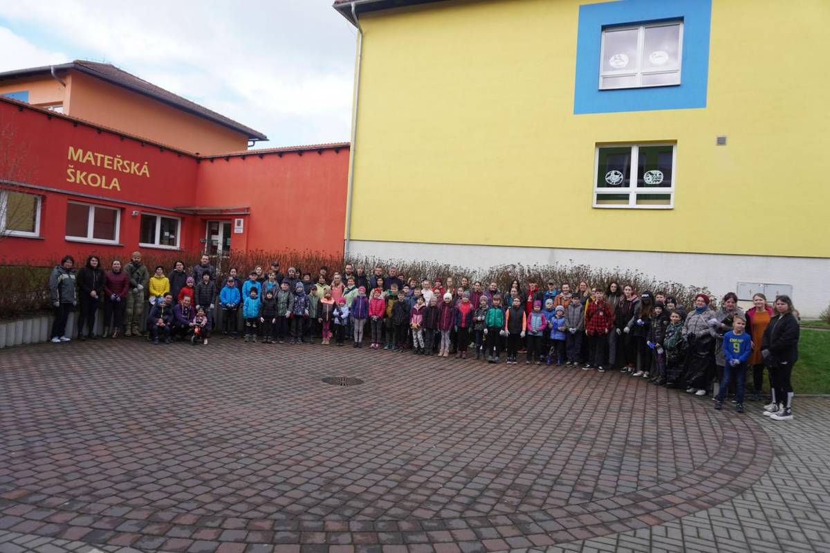 Moc děkujeme rodičům, prarodičům, dětem, pedagogům a všem ostatním nadšencům (přespolním zvlášť) za pomoc. Díky vám Lhenice září čistotou:-)    P.S.: Tak velkou účast jsme nečekali, podle počtu podpisů nás bylo 86!!! DÍKY.