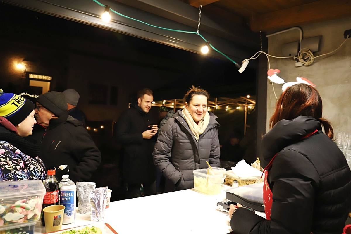 První adventní neděli jsme v Mokrovousích zahájili zpíváním u zvoničky a adventními trhy. Připomeňme si skvělou atmosféru ve fotogalerii.