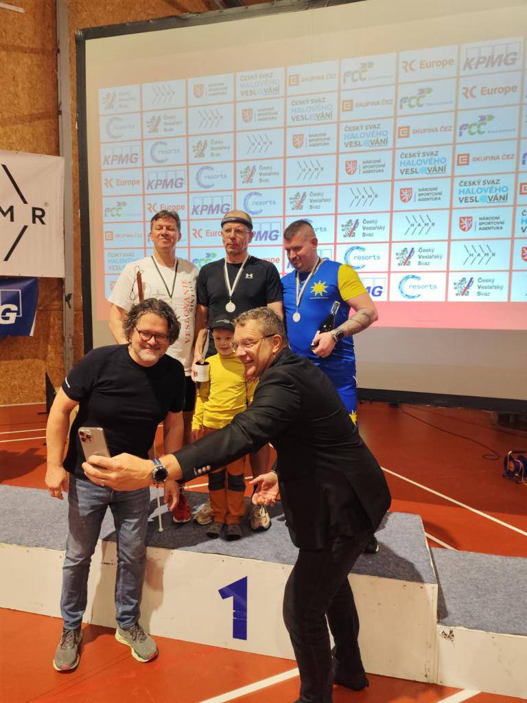 Dňa 29. novembra 2025 sa konalo l.kolo Českého pohára v jazde na veslárskom trenažéri, kde Marián Tóth z VK Šintava obsadil v kategórii PR3 zrakovo handicapovaných športovcov druhé miesto. Srdečne gratulujeme k tomuto úspechu.