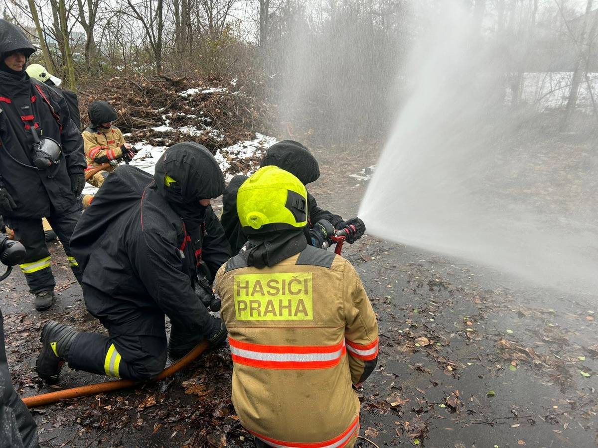 Neštěmická radnice umožnila dobrovolným hasičům z jednotky SDH Mojžíř vyzkoušet si  ve Flashover kontejneru v Praze  simulované nelineární jevy hoření, které mohou naše hasiče zaskočit při požárech v uzavřených prostorech. Byla to pro ně skvělá zkušenost!