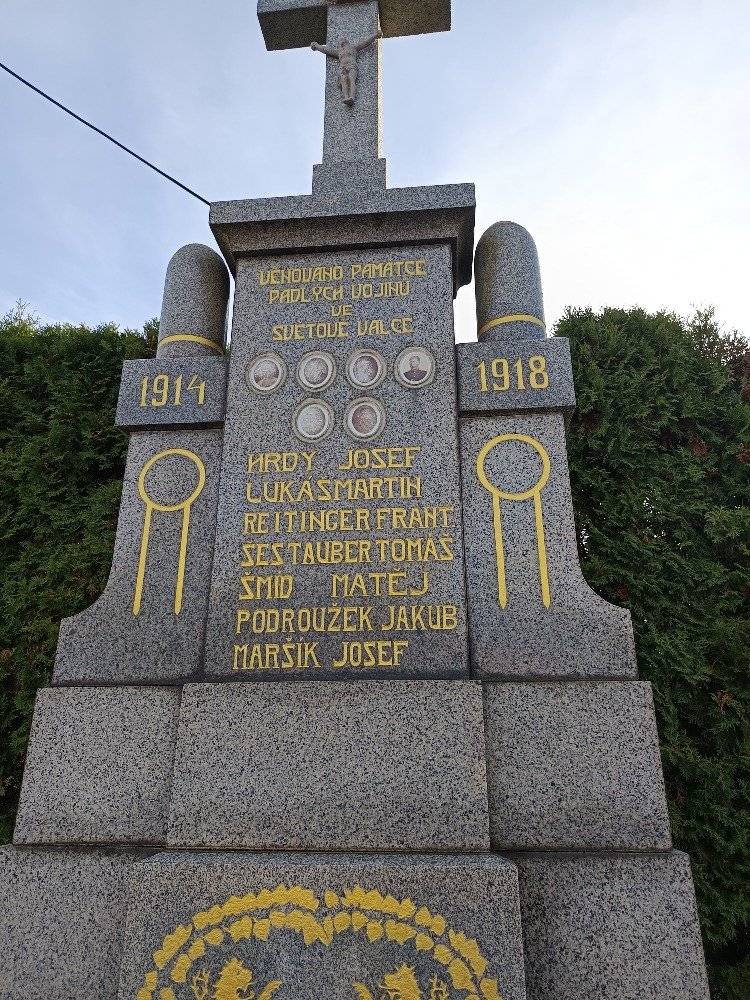 Pracujeme na obnově fotografií na pomníku padlých v 1. sv.v. Současné fotografie nejsou bohužel použitelné. Pokud máte doma původní fotografie, prosíme o jejich zapůjčení. OÚ