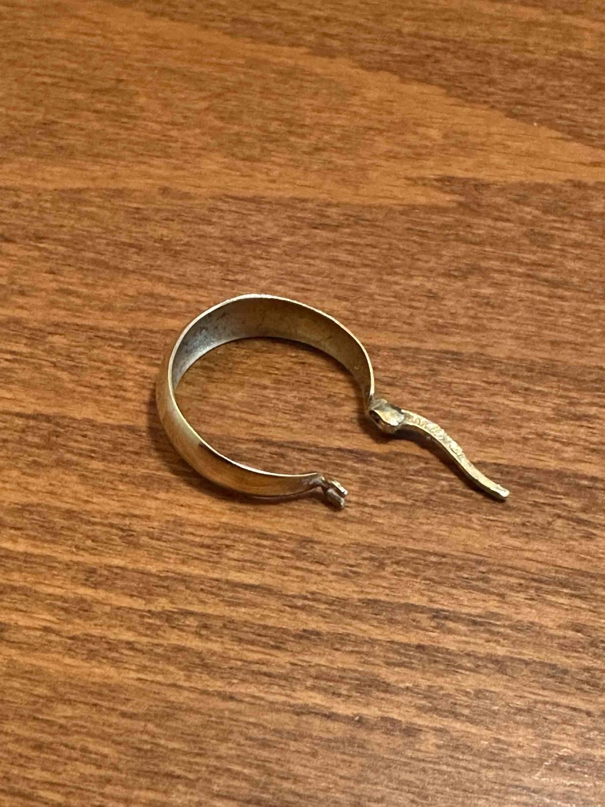 Na chodníku u školky se našla naušnice.