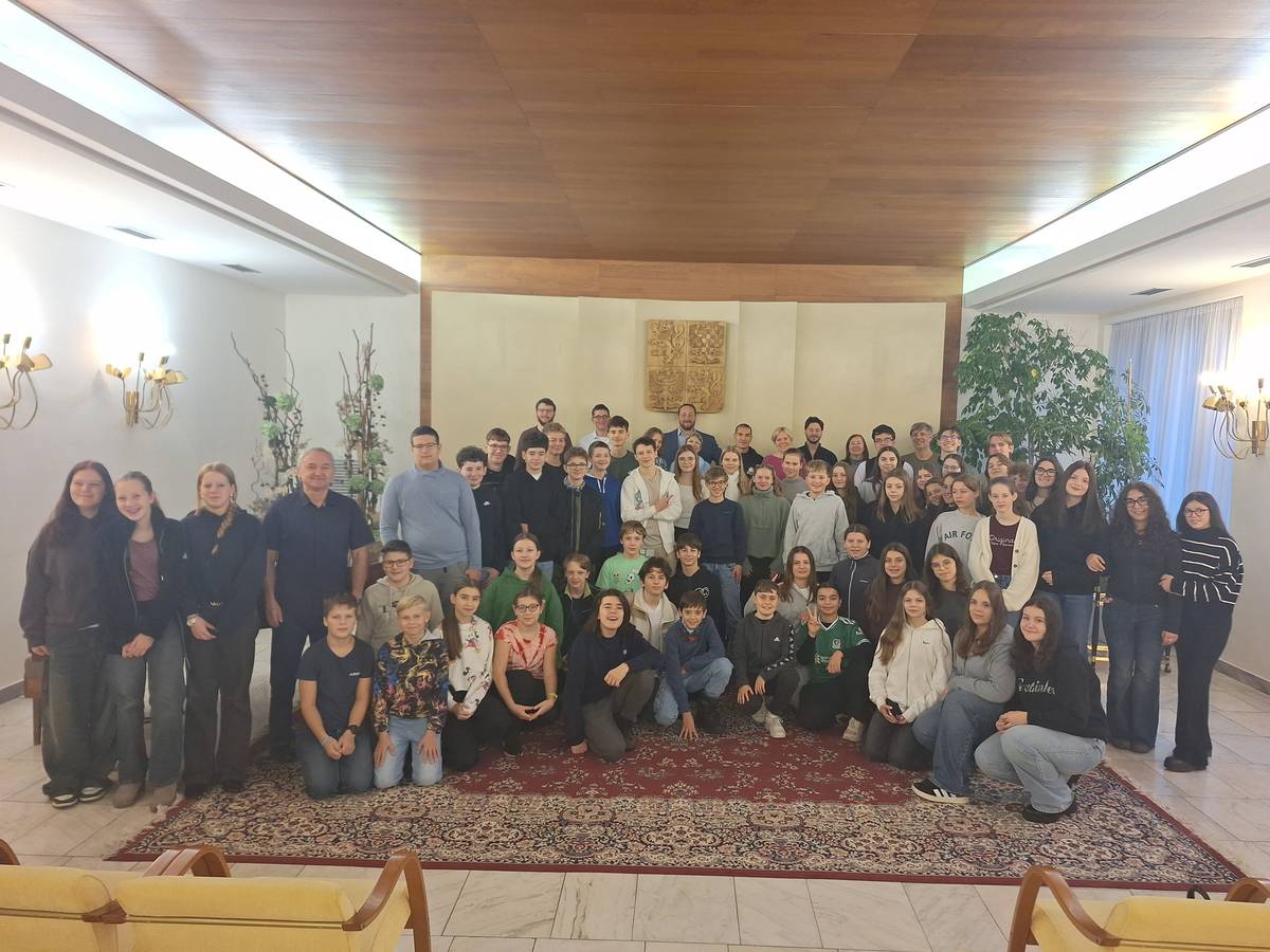 Městský úřad Hlučín dnes navštívila vzácná delegace zahraničních studentů z Francie, Holandska, Německa a Itálie. Návštěva se uskutečnila v rámci výměnného pobytu, který pro žáky uspořádala Základní škola Hornická 7, Hlučín. Mladí hosté, doprovázení svými pedagogy a českými spolužáky, byli přijati v historické obřadní síni radnice. Zde se s nimi setkal radní města Milan Glonka, který je srdečně přivítal a představil jim nejen chod radnice, ale i základní informace o Hlučíně, jeho historii a tradicích. Během týdenního pobytu v Hlučíně mají studenti prostor poznat historii regionu, život v Hlučíně a seznámit se s rozdíly mezi českým a jejich národním školským systémem.  Návštěva radnice byla důležitou součástí programu výměnného pobytu, který má za cíl posílit mezinárodní vztahy a ukázat studentům z partnerských zemí místní kulturu a samosprávu. #hlucin #mestohlucin #pobyty #spoluprace #studenti #zshornicka