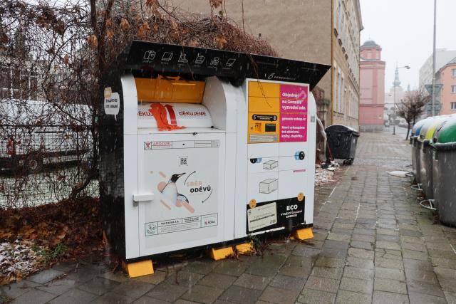 Přerov hlásí novinky v třídění odpadu. Město bude muset více zaplatit za provoz textilních kontejnerů a zároveň rozšiřuje sběr gastroodpadu pro občany. Další zpráva potěší domácnosti – poplatek za odpad zůstane s největší pravděpodobností i v roce 2026 stejný. Přerované platí ročně 1 000 korun na osobu a podle rozhodnutí radních se tato částka nebude zvyšovat. „Pokud zastupitelé nebudou proti, město zachová stávající poplatek, přestože náklady na odpadové hospodářství rostou,“ konstatoval primátor města Petr Vrána.                               Číst dál...
