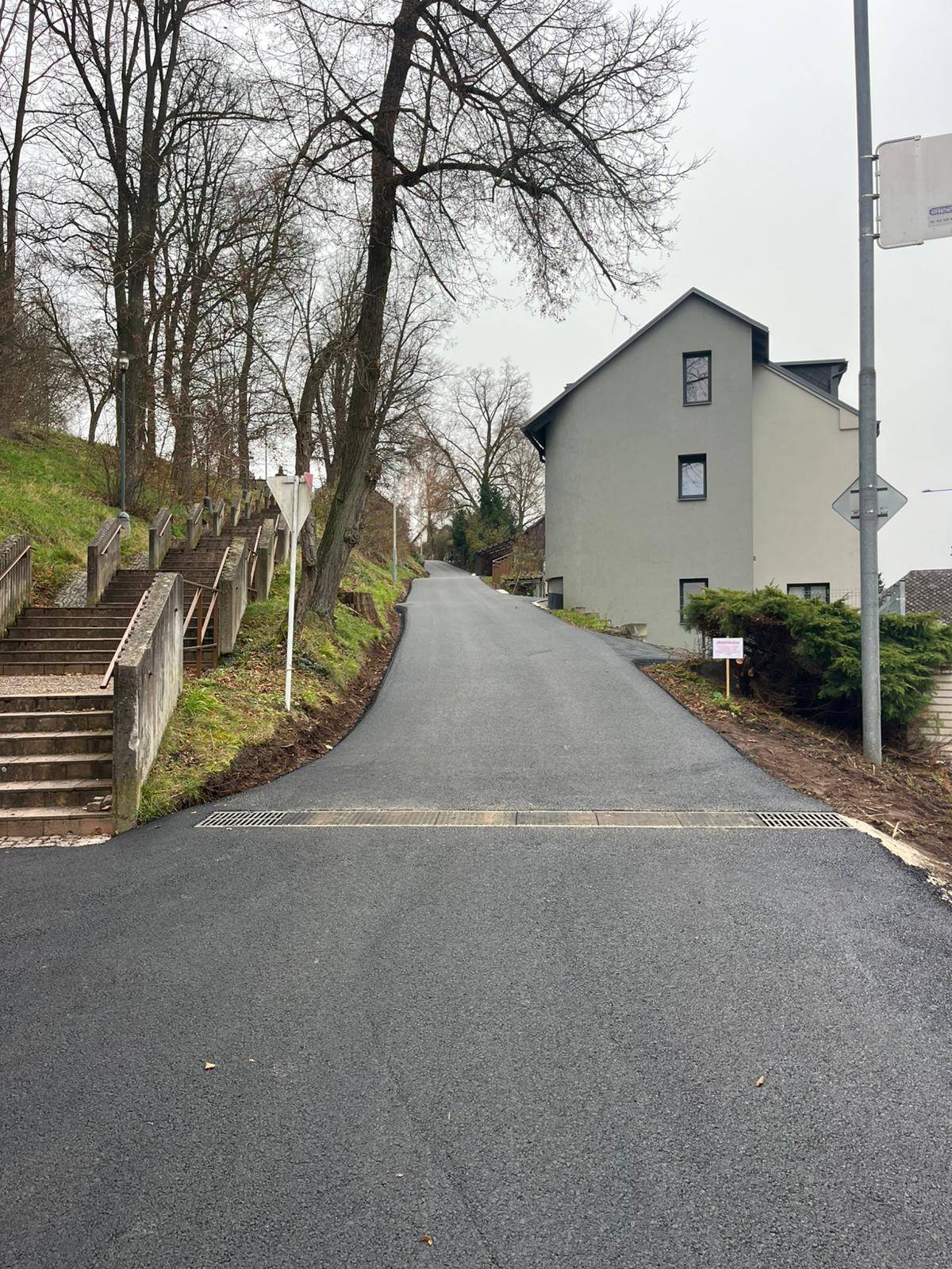 Opravy místních komunikací a vybudování nového parkoviště.Nemalá část místních komunikací se v podzimních měsících dočkala potřebných oprav. V Horní Dobrouči proběhla II. etapa oprav místní komunikace, a to v úseku od č. p. 90 okolo hasičárny až po křižovatku u bývalého Zemstroje.