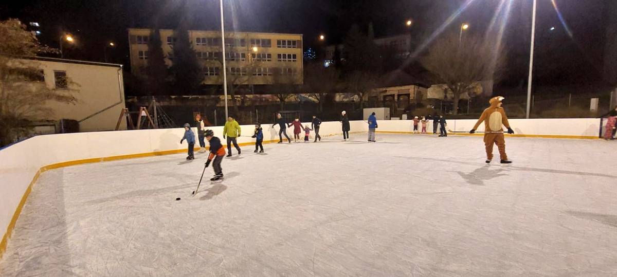 Do pátku 5. 12. 2025 je bruslení zdarma 🆓⛸️. Od soboty 6. 12. 2025 už bude pro vstup nutná čipová karta 💳 a každý vstup bude zpoplatněn 💰. Důležité informace ke kartě: K dostání je na Městském úřadě nebo v MKM Adamov (dle otevírací doby). 👉 Jedna karta umožní zakoupit vstupné i pro více osob ve stejném časovém bloku. 👉 Při každém opakovaném vstupu do areálu je nutné znovu uhradit vstupné (i v rámci stejného časového bloku). ℹ️ Rozpis časových bloků najdete zde. ℹ️ Všechny podrobnosti k provozu kluziště jsou na webu města. PS: Dětské hřiště je přístupné neomezeně přes branku.