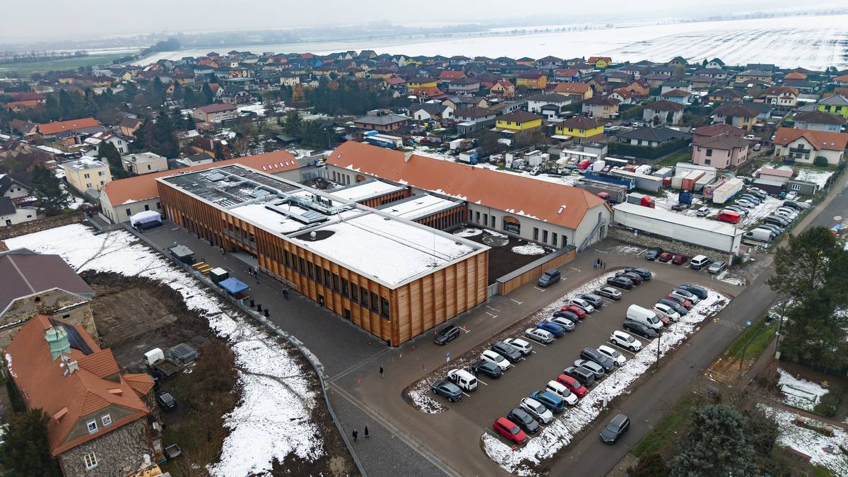 🔓A je to oficiální! V sobotu jsme společně s pěti dalšími obcemi svazku Pod Beckovem otevřeli novou budovu školy v Bašti. 🏫  🎉 ⛓️Slavnostní ceremonie a symbolického přestřižení řetězu se spolu se starosty obcí zúčastnila první dáma ČR Eva Pavlová, hejtmanka Petra Pecková, radní pro školství Milan Vácha a v neposlední řadě také bývalý starosta Líbeznic a jeden ze zakladatelů svazku Martin Kupka. Celý den provázel bohatý program pro návštěvníky: ❥ Prohlídky školy pro veřejnost ❥ Dílničky, kde si každý mohl namalovat vlastní hrneček ❥ Ochutnávka z nabídky školní kuchyně ❥ Maňáskové divadlo, kde hrála první dáma, ale také paní ředitelka školy  🏫 Stavbu architektonicky navrhli BARAAK arch a Banality Studio, vyprojektoval Dvořák & partneři a postavilo sdružení firem SMP Construction a CL Evans. Kapacita budovy v Bašti je 540 dětí v 18 třídách. Školu financovaly obce svazku, stát prostřednictvím ministerstva školství a Středočeský kraj. Děkujeme všem, kdo jste přišli a pomohli vytvořit krásnou sváteční atmosféru. Velký a speciální dík patří vedení a zaměstnancům školy za perfektní přípravu celého dne. ❤️Přejeme všem dětem a pedagogickému i nepedagogickému sboru, ať jim škola dobře slouží a mají z ní takovou radost jako my. Foto: Středočeský kraj/Blanka Musílková