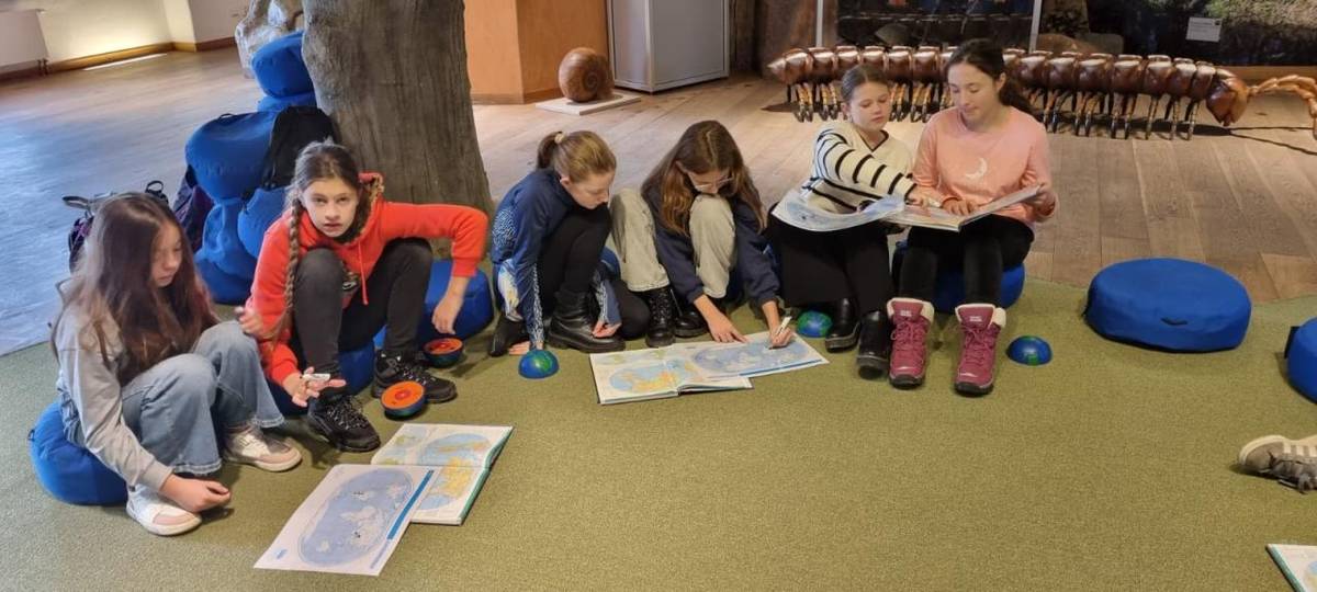 Ve čtvrtek 27. listopadu se žáci 6.A vydali na zeměpisnou exkurzi do Pevnosti poznání v Olomouci. Cílem nebylo jen tradiční muzeum, ale speciálně sestavený program, který dětem přiblížil dynamické geologické procesy naší planety.