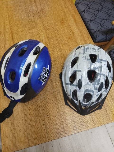 V pergole na "Návsi" ve Višňové byly nalezeny 2 dětské helmy. Jsou uloženy na Obecním úřadu ve Višňové.