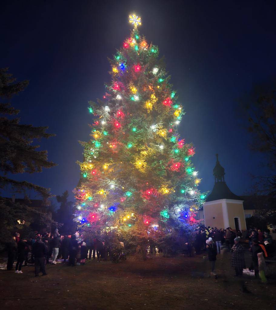 Do soutěže je přihlášen Olešnický vánoční stromeček. Hlasujete na www.cez.cz/vanoce od 10.12. - 19.12.2025!