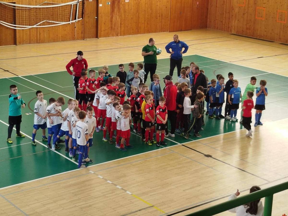 Hnúšťa, 1.12.2025 - Futbalový klub Iskra Hnúšťa zorganizoval 29. novembra 2025 tradičný futbalový turnaj mladých nádejí. Podujatie prinieslo atmosféru plnú radosti, športového nasadenia a fair play.