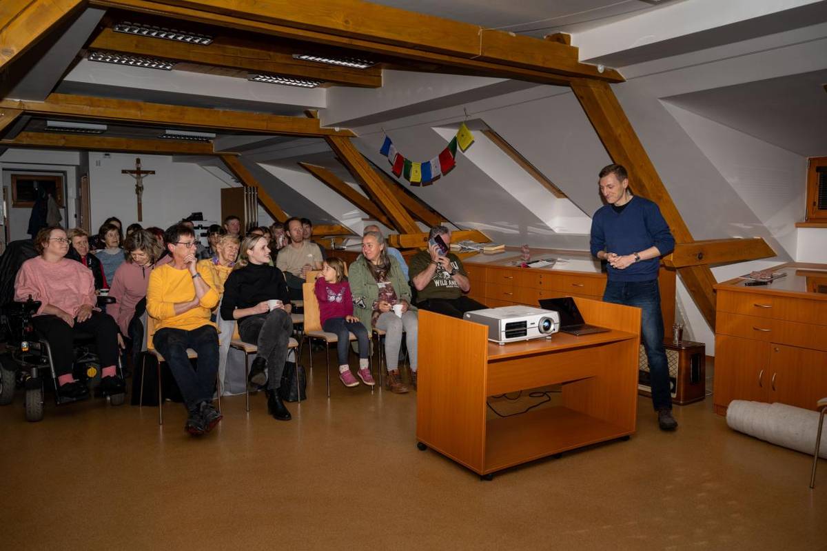 Milínská knihovna se naplnila do posledního místa. V pátek 24. října 2025 se v naší knihovně již potřetí uskutečnila oblíbená cestovatelská beseda s panem Michalem Muškou, který k nám neváhá dojíždět až z Českých Budějovic. Tentokrát jsme se s ním vydali do dechberoucího Nepálu.