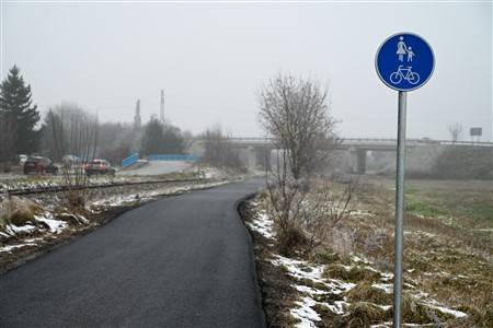 Mesto Martin úspešne dokončilo prvú etapu cyklotrasy Priekopa – Sučany, ktorá výrazne zlepší dopravné prepojenie medzi mestom a priemyselnou zónou a zároveň podporí ekologické formy mobility. Projekt zrealizovaný vďaka Plánu obnovy a odolnosti priniesol modernizovaný a bezpečný úsek, ktorý už dnes slúži obyvateľom i zamestnancom priľahlých podnikov.