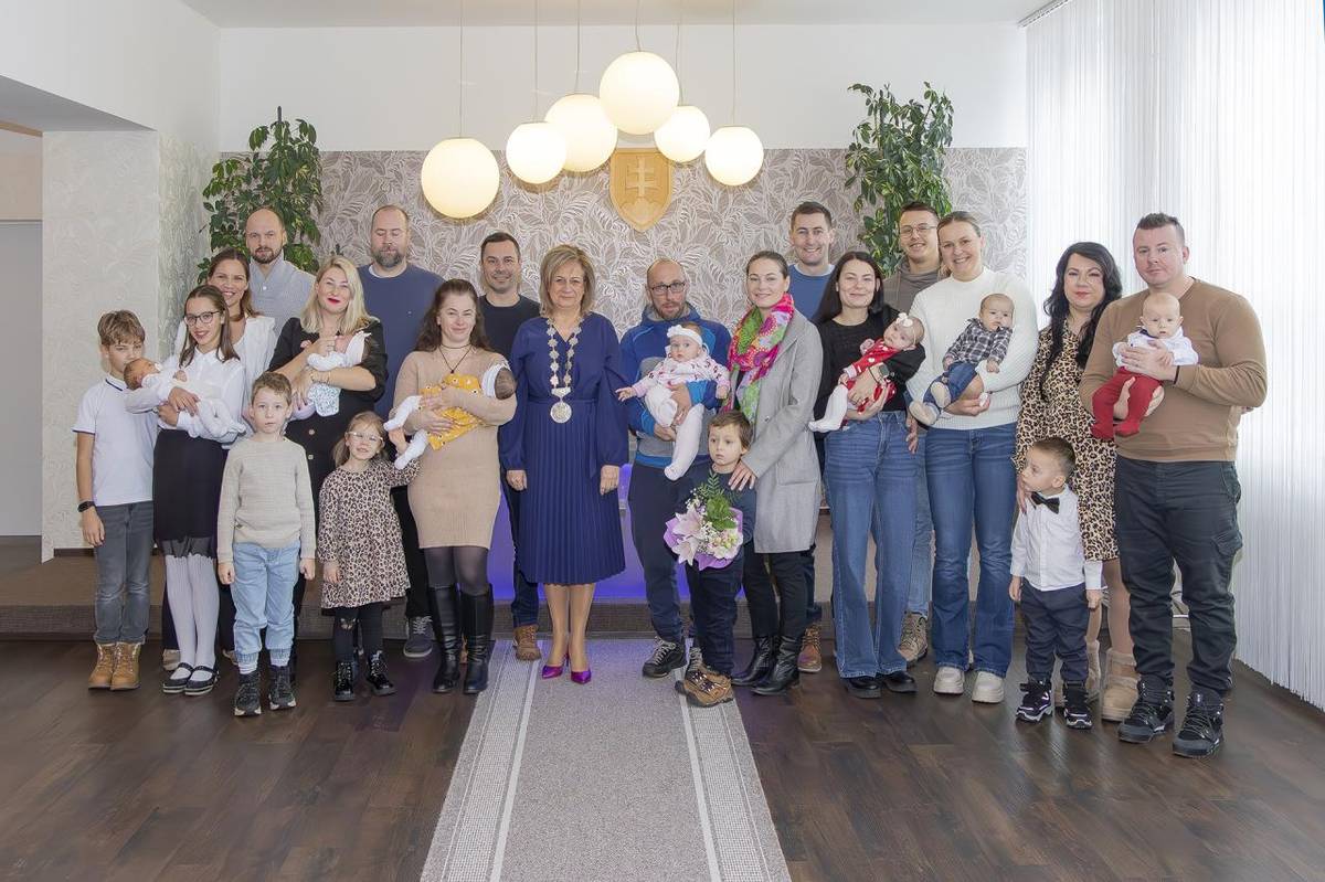 Mesto Svit v spolupráci so Zborom pre občianske záležitosti zorganizovalo 29. novembra 2025 v Obradnej sieni Domu kultúry slávnostné prijatie novonarodených detí primátorkou mesta Dášou Vojsovičovou.