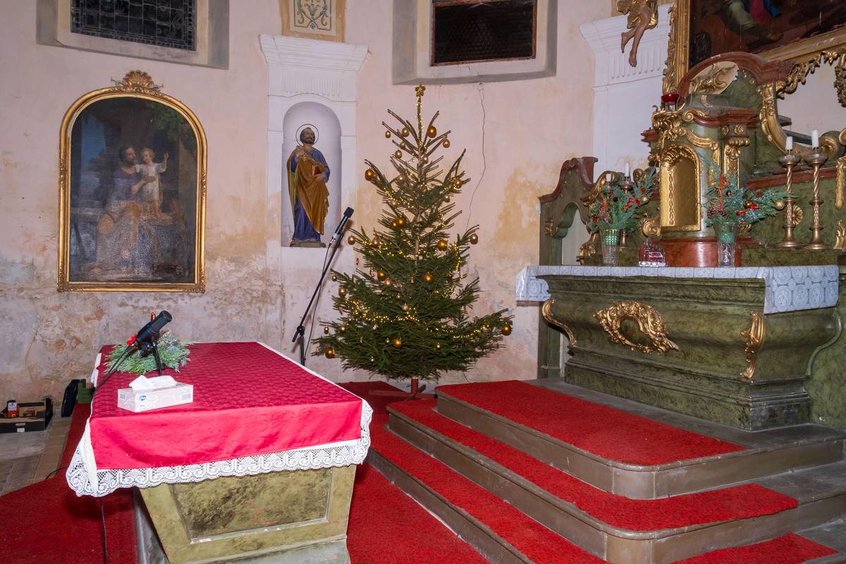 Fotografie z rozsvícení vánočního stromku v Dětřichově, které proběhlo v pátek 28.11.2025. Celou fotogalerii naleznete zde: Rozsvícení vánočního stromku v Dětřichově - Oficiální stránky obce Dětřichov