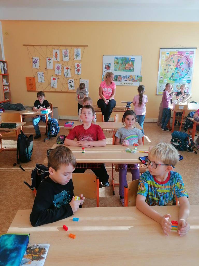 V listopadu jsme se začali připravovat na Vánoce. Z hezkých dřevěných profilů si každý žák vyrobil ozdobu na stromeček. Na tělocvik k nám chodila paní trenérka basketbalu. Práce s míčem byla zábavná, ale náročná.