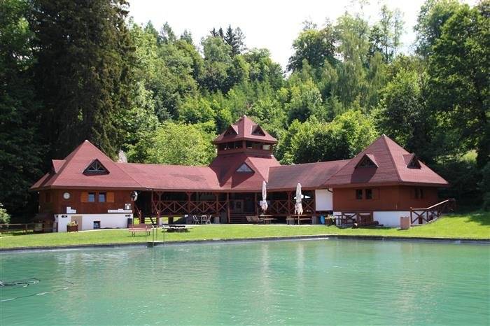 🎟️ Permanentky na jablonské koupaliště – sezóna 2026 v prodeji! 🌊 Udělejte si radost už nyní a zajistěte si vstup na celé léto! ➡️ Cena permanentky: 700 Kč ➡️ Zvýhodněné vstupné 500 Kč pro: • seniory od 65 let • děti do 15 let • držitele průkazů ZTP, ZTP/P a TP 🎁 Skvělý tip na vánoční dárek pro vaše blízké! 📍Permanentky zakoupíte v Informačním centru a na Poště Partner v Jablonném nad Orlicí Těšíme se na vás v letní sezóně 2026! ☀️🏊♂️