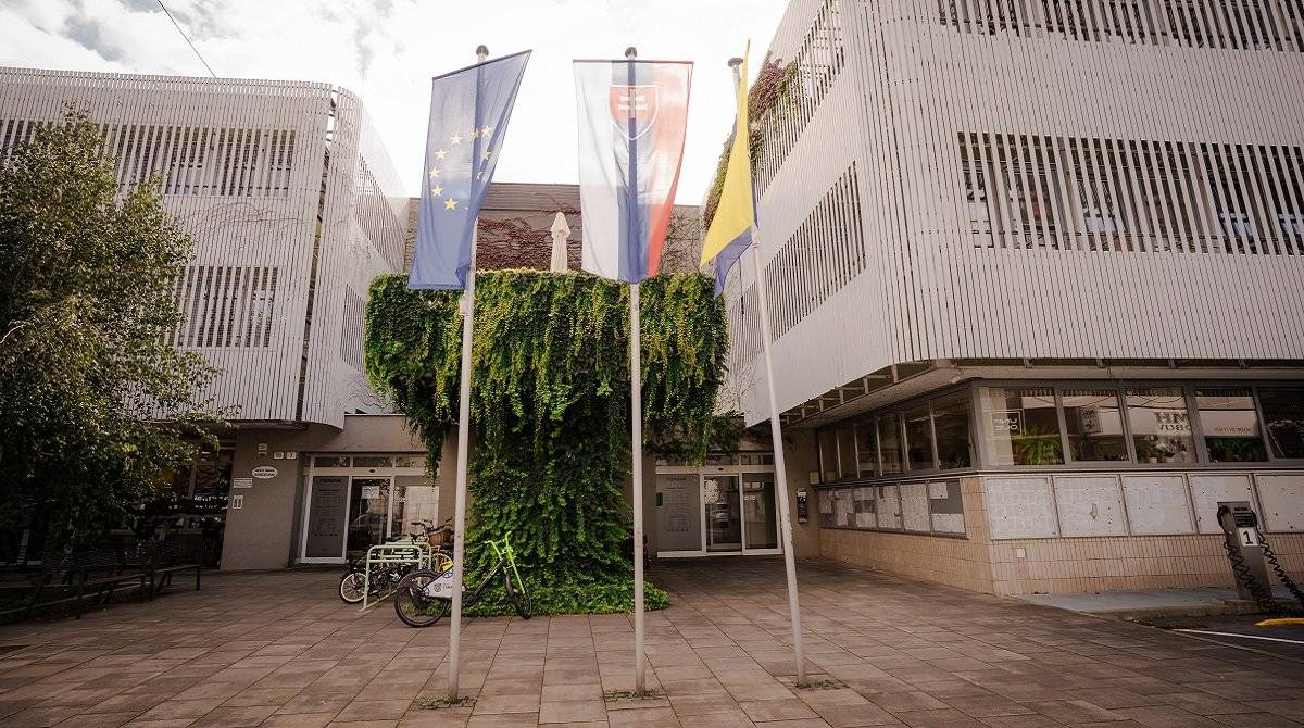 Vážení občania, vo štvrtok 4. decembra 2025 budú mestský úrad na Trhovej 3 a radnica na Hlavnej 1 pre verejnosť otvorené do 15.00 h. Ďakujeme za pochopenie a sme vám k dispozícii opäť v piatok od 8.00 h v klasických úradných hodinách.