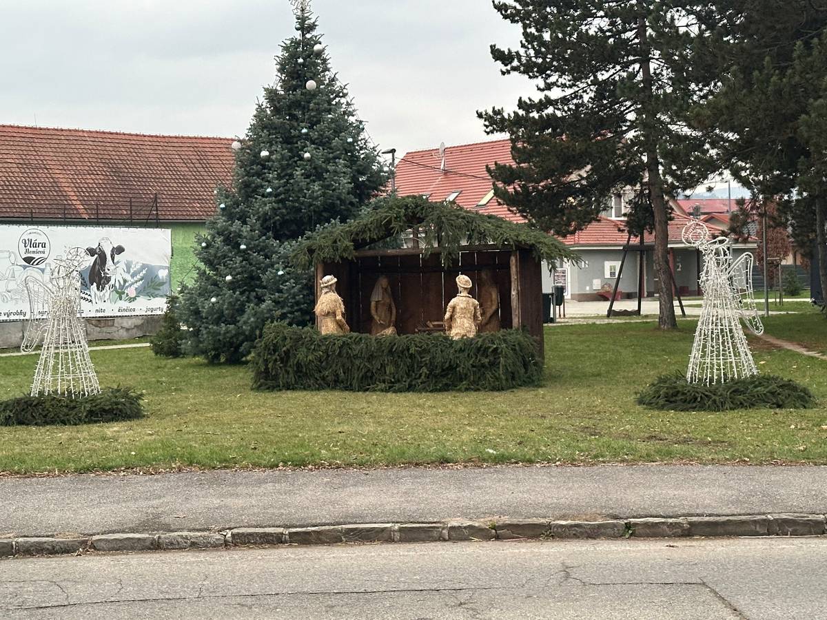 🎀Do nášho mesta zavíta Mikuláš v predstihu, aby rozsvietil vianočný stromček a to najdôležitejšie - odovzdal naším najmladším spoluobčanom sladké balíčky...    😉Pri prechádzaní stánkov, neprehliadnite ten náš - s kapustnicou....     ☝Začíname zajtra 4.12.2025 od 15:00 hod....