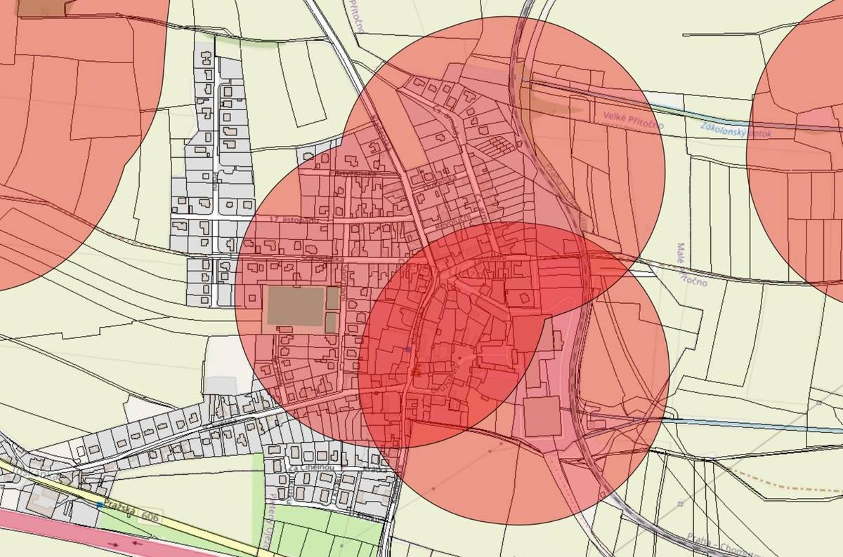 1. prosince 2025 vstoupil v platnost zákon č. 344/2025 Sb., kterým se mění zákon č. 206/2015 Sb., o pyrotechnických výrobcích a zacházení s nimi a o změně některých zákonů (zákon o pyrotechnice). Toto opatření bylo přijato s cílem zvýšit bezpečnost občanů, minimalizovat rizika spojená s používáním ohňostrojů a dalších pyrotechnických výrobků a také ochránit zvířata, jejich chovy, včelstva, apod. a týká se samozřejmě i naší obce  - viz. mapa níže Vyzýváme všechny obyvatele, aby toto omezení respektovali a přispěli tak k ochraně zdraví a majetku. Povolení či výjimku získat nelze, naopak přestoupení zákona může být sankcionováno až sto tisíci korunami pro fyzickou osobu, a až milionem pro právnické osoby. Podrobnosti se dozvíte zde: https://hzscr.gov.cz/clanek/nova-pravidla-pro-pouzivani-zabavni-pyrotechniky.aspx https://mze.gov.cz/public/portal/mze/farmar/agrigis-mapovy-a-datovy-portal-mze/mapova-aplikace-omezeni-pyrotechniky