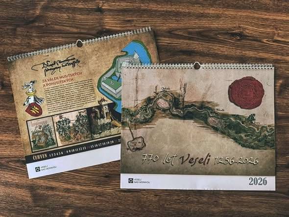 Město Veselí nad Moravou vstupuje do jubilejního roku 2026 stylově – vydává nový nástěnný kalendář, který připomíná 770 let od první historické zmínky o Veselí. V červenci 2026 totiž uplyne přesně 770 let od chvíle, kdy se název Veselí poprvé objevil na opisu pečeti břeclavského komorníka Sudomíra. Významné výročí se město rozhodlo připomenout originálním a reprezentativním způsobem. Nástěnný kalendář nabízí při každém otočení listu pohled do bohaté historie zdejšího hradu a zámku. Jednotlivé měsíce doprovází zajímavosti, historické souvislosti i méně známé příběhy, které propojují minulost s přítomností. Kalendář tak není jen praktickým pomocníkem do domácnosti či kanceláře, ale také malou kronikou Veselí nad Moravou. Kalendář je možné zakoupit v Turistickém informačním centru na Panském dvoře, a to za cenu 230 Kč, od pondělí do pátku, vždy mezi 12. a 16. hodinou. Připomeňte si bohatou historii města každý měsíc nového roku. Pokud hledáte vhodný dárek nebo máte rádi místní historii, určitě by vám neměl chybět.