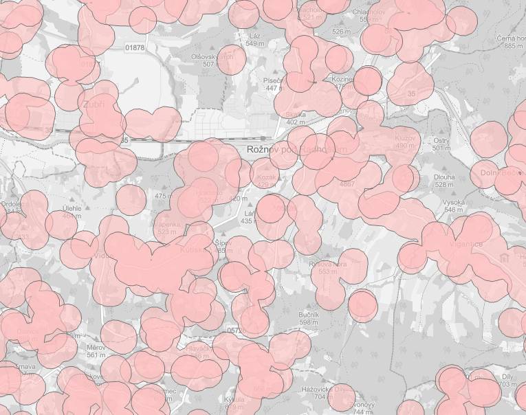 Od 1. prosince 2025 vstoupila v platnost novela zákona o pyrotechnice, která omezuje používání většiny pyrotechnických výrobků na vybraných místech po celé České republice. Prosíme o respektování pravidel. Jejich cílem je zvýšit bezpečnost lidí i zvířat, zmírnit hluk ve městě a předejít nebezpečným situacím, které volné odpalování pyrotechniky často přináší. Děkujeme, že přispíváte k bezpečnému a příjemnému prostředí v našem městě. Pro rychlejší orientaci přikládáme mapu zón, ve kterých je zacházení s pyrotechnikou zakázáno – s výjimkou výrobků kategorie F1. Do kategorie F1 patří nejméně rizikové zábavní pyrotechnické výrobky, například prskavky, malé fontány či drobné dětské efekty. Na tyto výrobky se novela zákona nevztahuje – jejich používání je povoleno i ve vymezených zónách.  Mapa omezení pyrotechniky  Pyrotechnika je zakázána - Podle § 35b zákona č. 344/2025 Sb. je zakázáno odpalovat pyrotechnické výrobky (kromě F1) ve vzdálenosti 250 metrů od:   zdravotnických zařízení poskytujících lůžkovou péči,   domovů pro seniory, domovů se zvláštním režimem a dalších sociálních služeb,   útulků, záchranných stanic, záchranných center a zoologických zahrad,   objektů pro chov hospodářských zvířat.   Pokud návod k použití stanoví ještě větší bezpečnou vzdálenost, platí tato větší vzdálenost. Proč jsou omezení nutná?   ochrana zranitelných osob (nemocní, senioři, lidé s postižením),   bezpečnost zvířat v útulcích a chovech,   omezení rizika požárů a nehod,   snížení hlukové zátěže v hustě obydlených částech města.