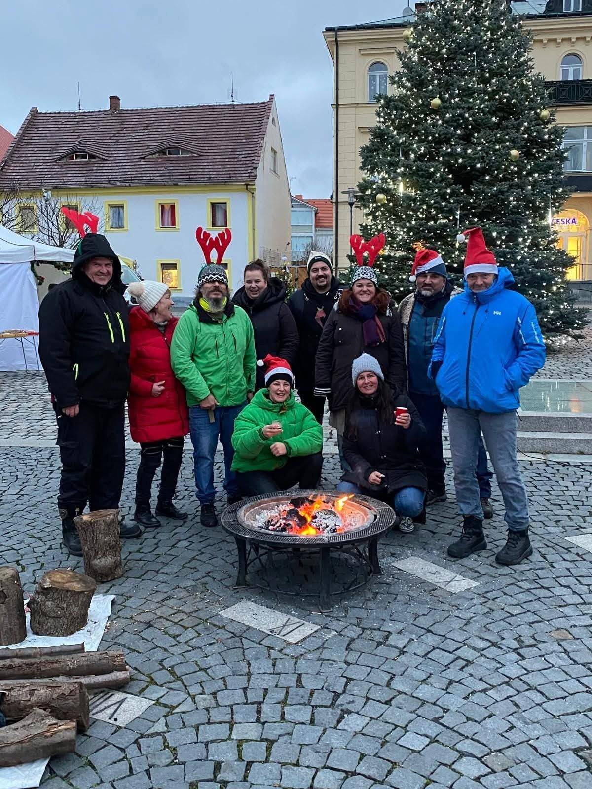 Zveme vás na další farmářský trh, tentokrát VÁNOČNÍ a PRODLOUŽENÝ❣️🎄✨️. Koná  se sice tradičně v úterý 2. prosince v Hrádku nad Nisou, na Horním náměstí, ale v čase od 9 do 17 hodin.   📢 Na začátek uvedu velkou specialitu 🎁 pro všechny milovníky knih 📚 nových i antikvarijních, anebo vinylů🎶. Přijede k nám mimořádně Želví doupě : knihy & vinyly : Mělník. Můžete se okamžitě vrhnout na jejich stránky https://www.zelvi-doupe.cz a hledat, co byste potřebovali přivézt. (na stránce je jarmark, kde vše můžete házet do košíku pro Hrádek nad Nisou)  Čeká vás zpěv koled 🎶🎄od těch nejmenších. Zhruba v 10:30 hodin vystoupí děti z Mateřské školy Liberecká.  📢 A pozor, jako loni, můžeta se opět zahřát u ohně, anebo si opéct buřta na ohni.🔥 Jinak se můžete těšit na již tradiční: - řeznictví Mareš a velký výběr čerstvého masa, kvalitních uzenin, luxusních párků, špekáčky a další masné dobroty. A samozřejmě vinné klobásy 👌 - Zelenina ze dvora od p. Brože z Malého Rohozce, včetně květin a sezónní úrody 🥒🍏 - stůl plný vánočních svícnů - poprvé k nám přijede Včelí farma Smržov se svými medy - řemeslný chléb, housky, rohlíky, koláče a další  úžasné pečivo od pekárny Vaše Selka z Turnova - Sychrovy trubičky - ovocné mošty a výběrová vína z Jižní Moravy od Stánek ze sna 🥂 včetně horkých nápojů - široký výběr ponožek přímo od výrobce - Tapirro Caffé Perfetto Gusto s lahodnou kávou 👌   Na sdíleném komunitním stole se  objeví mimo jiné knihy od hrádecké autorky 📚 (zapojte se také a něco nabídněte, třeba  přebytky úrody ze zahrády 🥕, nebo domácí vejce🥚, ty jsou vždy poptávané, budeme moc rádi )  Tak tedy, těšíme se na vás 🎄