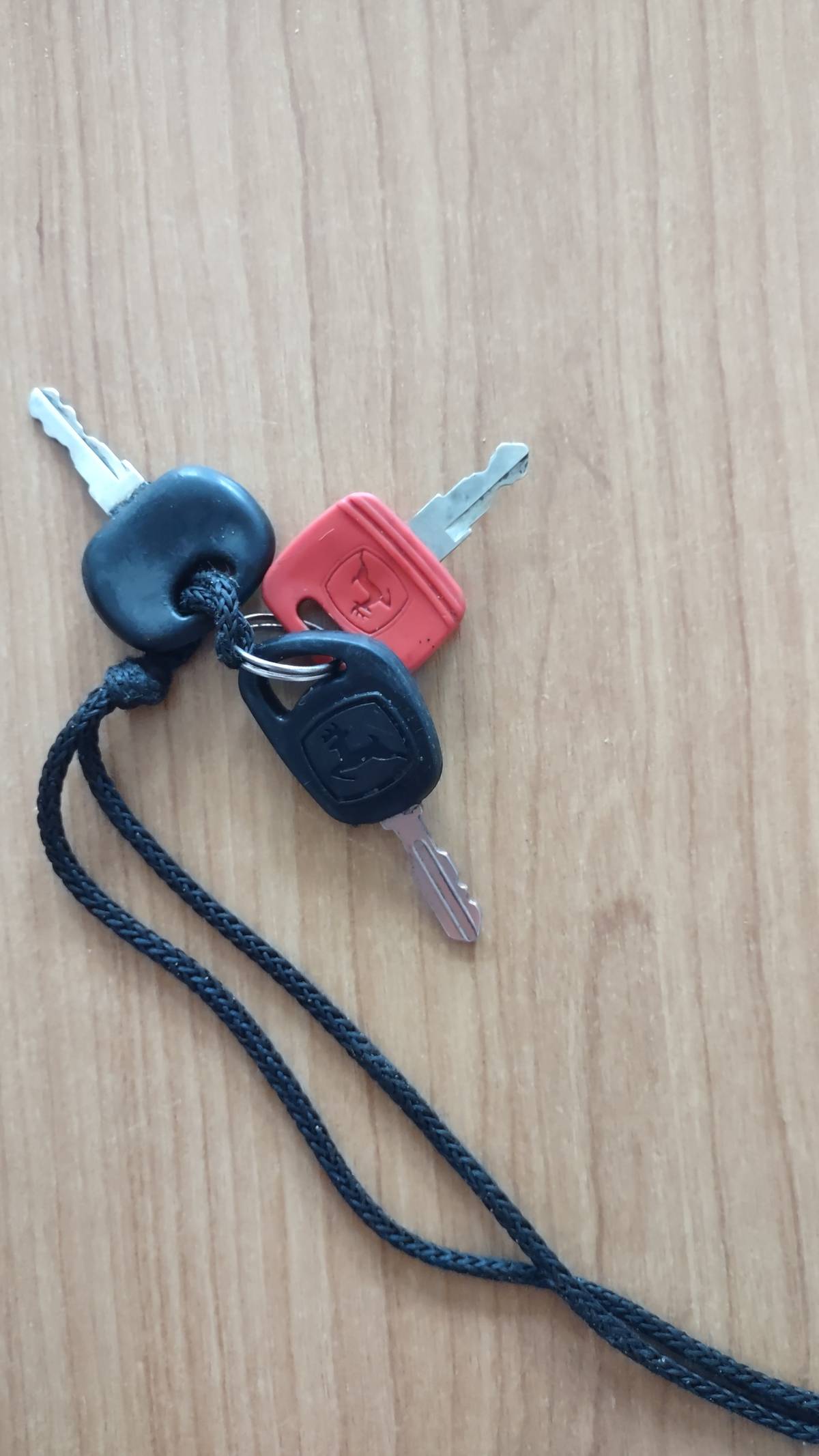 Milí sousedé, manželé Jakubcovi nalezli dnes na polní cestě, poblíž vlakové zastávky Ovčáry, klíčky - nejspíš od traktoru? K vyzvednutí na obecním úřadě v Nedomicích, jsme každý den 8-16.