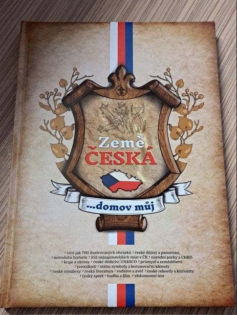 Hledáte originální dárek pro své blízké? Na Obecním úřadě Bystřec je k zakoupení nádherná kniha "Země Česká... domov můj"! Tato bohatě ilustrovaná publikace (více než 700 obrázků) provede čtenáře historií, přírodou, kulturou a zajímavostmi České republiky. Ideální dárek pro každého, kdo miluje naši vlast! Cena: 500 Kč Zastavte se na úřadě a pořiďte krásný dárek pod stromeček!