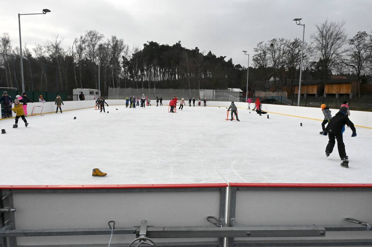 S prvními prosincovými dny se naplno rozběhne provoz i na městském kluzišti, které spravují Veřejně prospěšné služby Vracov. A protože se blíží Mikuláš, máme pro všechny děti do 15 let malý dárek – právě ve čtvrtek 4. prosince vstup zdarma, startujeme ve 13 hodin. Přijďte si užít první ledovou jízdu nové sezóny!  Kromě klasických bruslících bloků se v letošní sezoně můžete těšit i na různé doprovodné akce. Tou nejbližší bude těsně před Vánoci program přímo na ledě s nafukovacími atrakcemi – hlavně pro děti, ale radost určitě udělá i dospělým. A ještě drobná organizační poznámka: letos jsme po delší době upravili o pár korun ceny vstupného, jde ale opravdu jen o kosmetickou úpravu. Rozpis bruslících bloků včetně provozní doby kluziště přes vánoční svátky najdete v přiloženém plakátku.  Těšíme se na Vás na ledě!