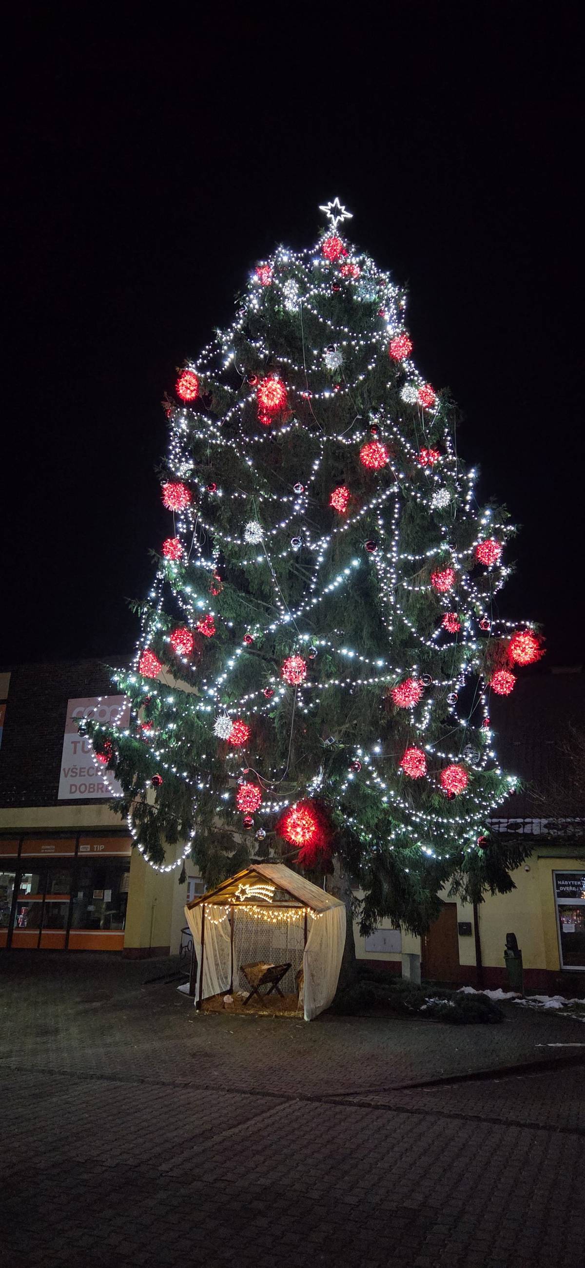 Vážení občané, v Chrudimském deníku je možné hlasovat o nejkrásnější vánoční strom Chrudimska. Svůj hlas můžete dát i vánočnímu stromu v Třemošnici. Hlasování je na adrese: https://chrudimsky.denik.cz/zpravy_region/vanocni-strom-anketa-chrudim-chrudimsko.html . Děkujeme za Váš hlas. Město Třemošnice