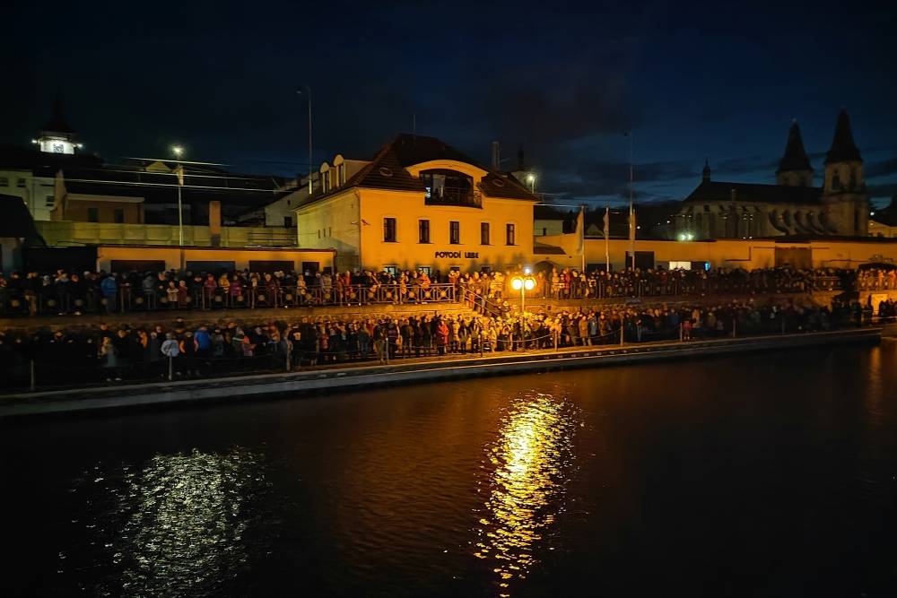 Vánoční koledy si budeme moci zazpívat s absolventy sboru Zlatá střední, Podřipským žesťovým kvintetem a Dobříňským sborem.