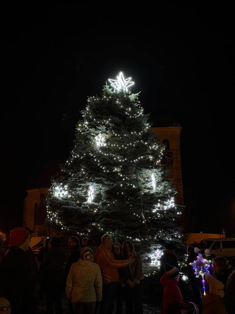 V pátek 28. 11.2025 na náměstí v Sedlci a v sobotu 29. 11. 2025 na náměstí v Prčici se sešli obyvatelé našeho města a okolních vesnic, aby společně rozsvítili vánoční strom a zahájili adventní období.