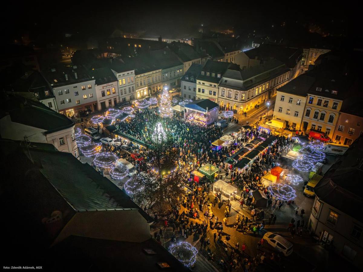 První adventní neděli 30. listopadu jsme společně za ohromné účasti obyvatel rozsvítili vánoční strom na Hlavním náměstí, slavnostní slovo přednesli starosta Stanislav Orság a místostarostové Jiří Kraus a Leo Czabe.