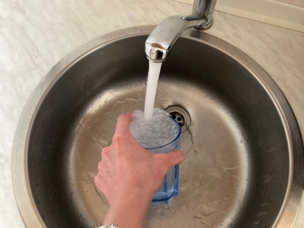 Severomoravské vodovody a kanalizace Ostrava oznamují, že od 1. ledna 2026 dochází k úpravě ceny za vodné a stočné. Nová cena činí:  Voda pitná (vodné): 66,15 Kč/m³ (bez DPH)    74,09 Kč/m³ (včetně 12 % DPH) Voda odvedená (stočné): 62,48 Kč/m³ (bez DPH)    69,98 Kč/m³ (včetně 12 % DPH)  Cílem těchto opatření je zajištění bezpečných dodávek kvalitní pitné vody a spolehlivého odvodnění a čištění odpadních vod pro všechny odběratele. https://havirov-city.cz/aktuality/zmena-ceny-za-vodne-stocne-od-1-ledna-2026