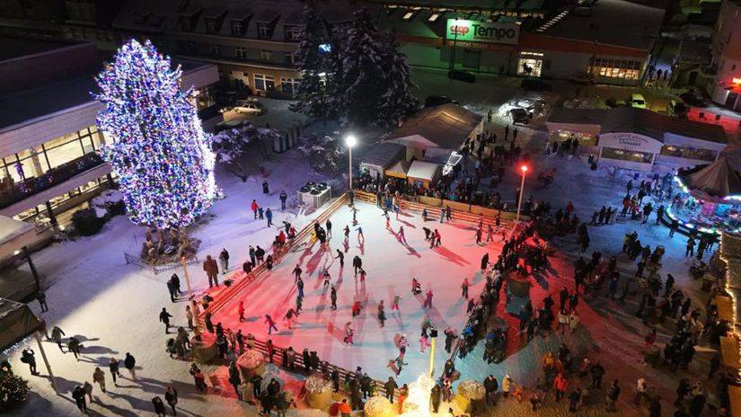 Hnúšťa, 1.12.2025 - Mesto pripravilo pre najmenších obyvateľov i ich rodiny mimoriadnu novinku, ktorá prinesie do centra mesta pravú zimnú atmosféru a radosť.