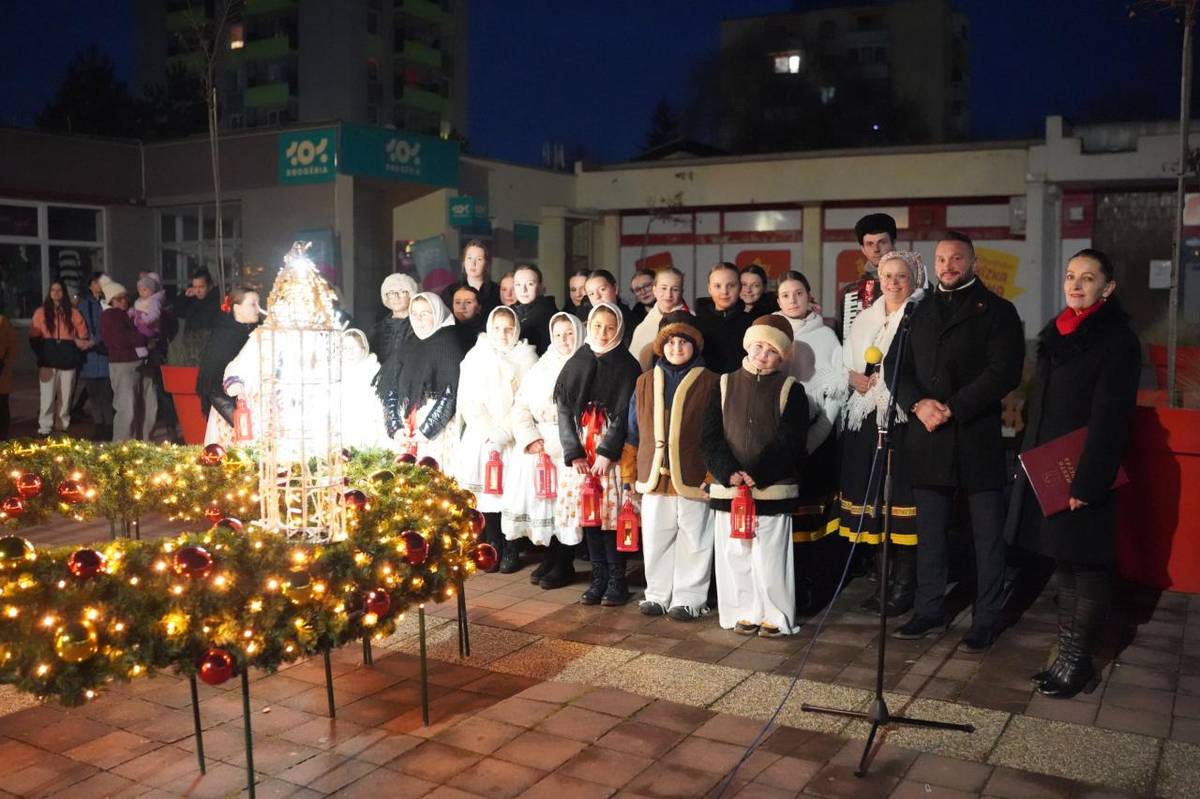 V nedeľu sa v našom meste symbolicky začal advent - čas pokoja, stíšenia a príprav na najkrajšie sviatky roka. Na námestí bola za prítomnosti obyvateľov Poltára slávnostne zapálená prvá adventná sviečka, ktorej teplé svetlo nám všetkým pripomína nádej a nový začiatok.